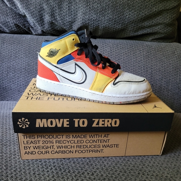 NIKE Air Jordan AJ1 Mid SE - Boys' Grade School  Size 6Y - Picture 1 of 16